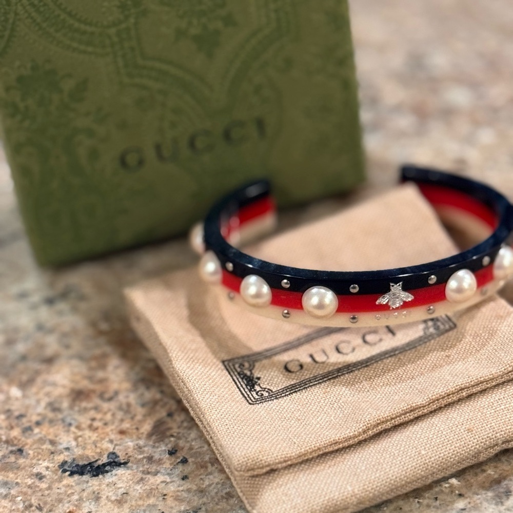 *SOLD* Gucci Bee & Pearl Resin Cuff Size L - Picture 1 of 9